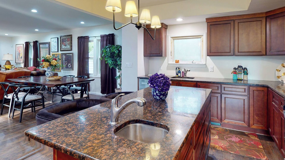 Grosse Pointe Woods House | Spacious Family Friendly Grosse Pointe Woods Beauty