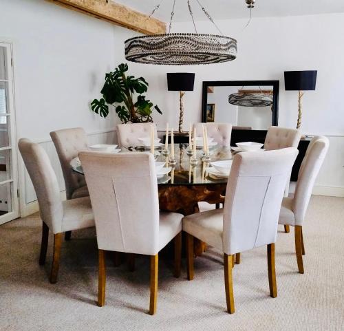 North Perrott House | Spacious Family Cottage Retreat