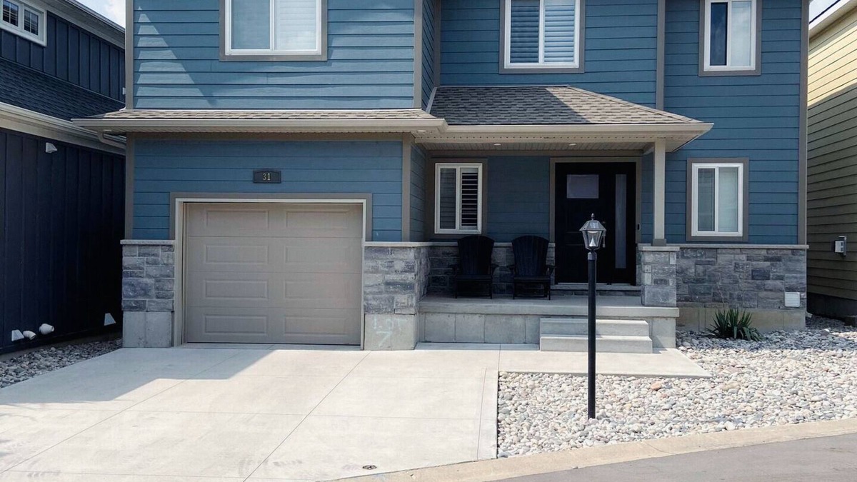 Grand Bend House | Spacious Family Cottage in Grand Bend | Short Walk to the Beach