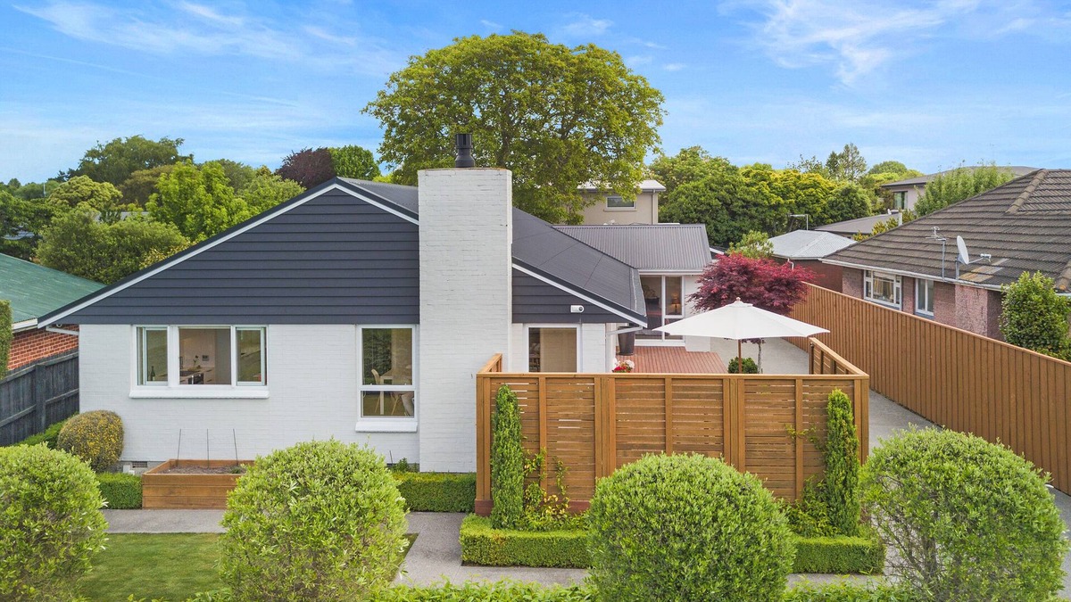 Christchurch House | Spacious, Family-Friendly, 4BR, Home & Garden near Airport