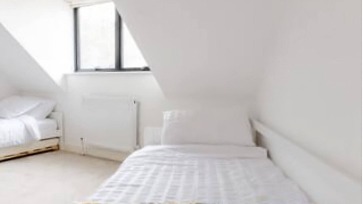 Crayford House | Spacious Family Friendly Home with secure parking and close to shops