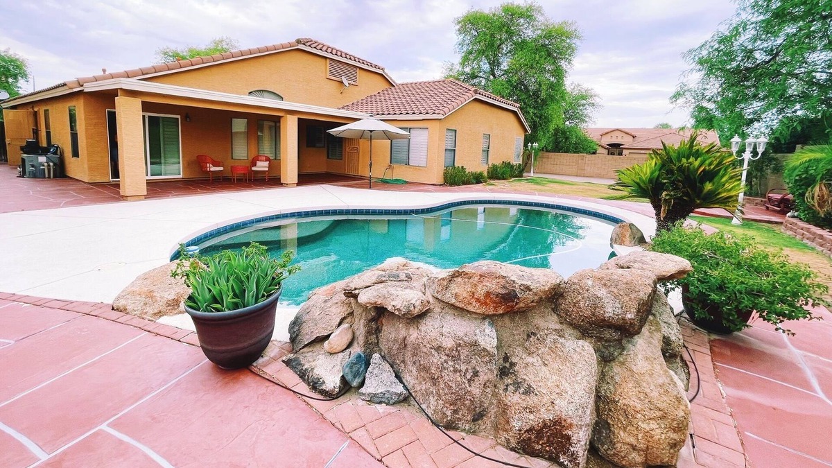 Canyon Trails House | Spacious & Family Friendly Home 4bd/2ba with Pool!