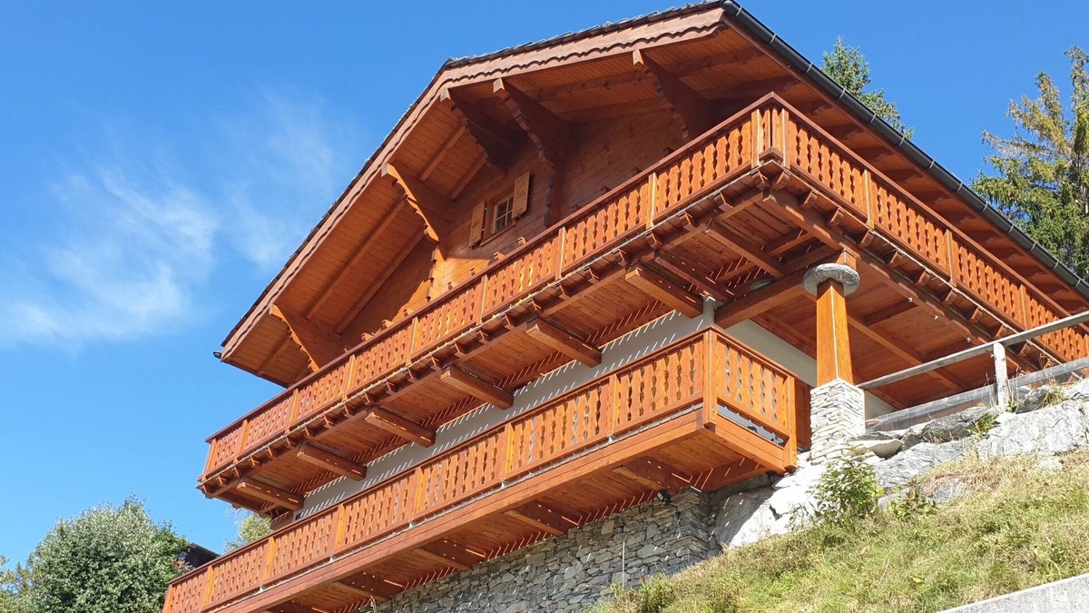 St. Luc Ski Chalet | Spacious, family-friendly chalet, ideal for 10 people, with terrace, furnished balcony, garden with