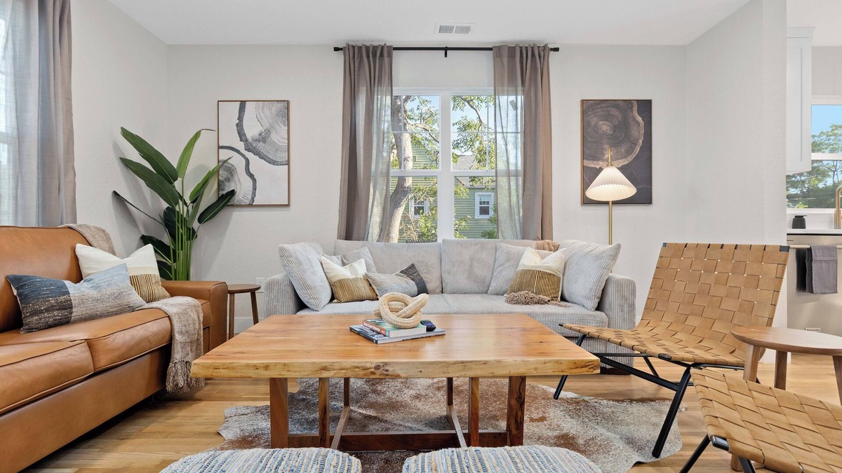 Berkley House | Spacious Family Haven ~ Hot Tub, Pool & Ping Pong, Movie Room!