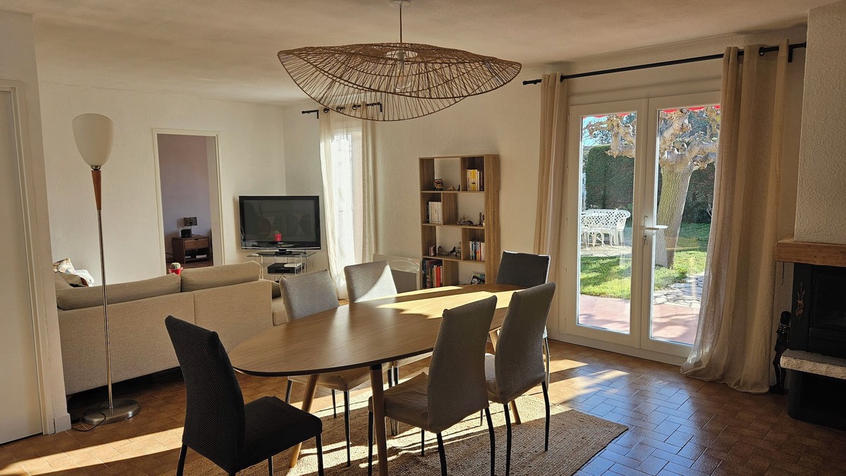Valras-Plage Villa | Spacious family home with large shady garden 400 m from the beach on foot