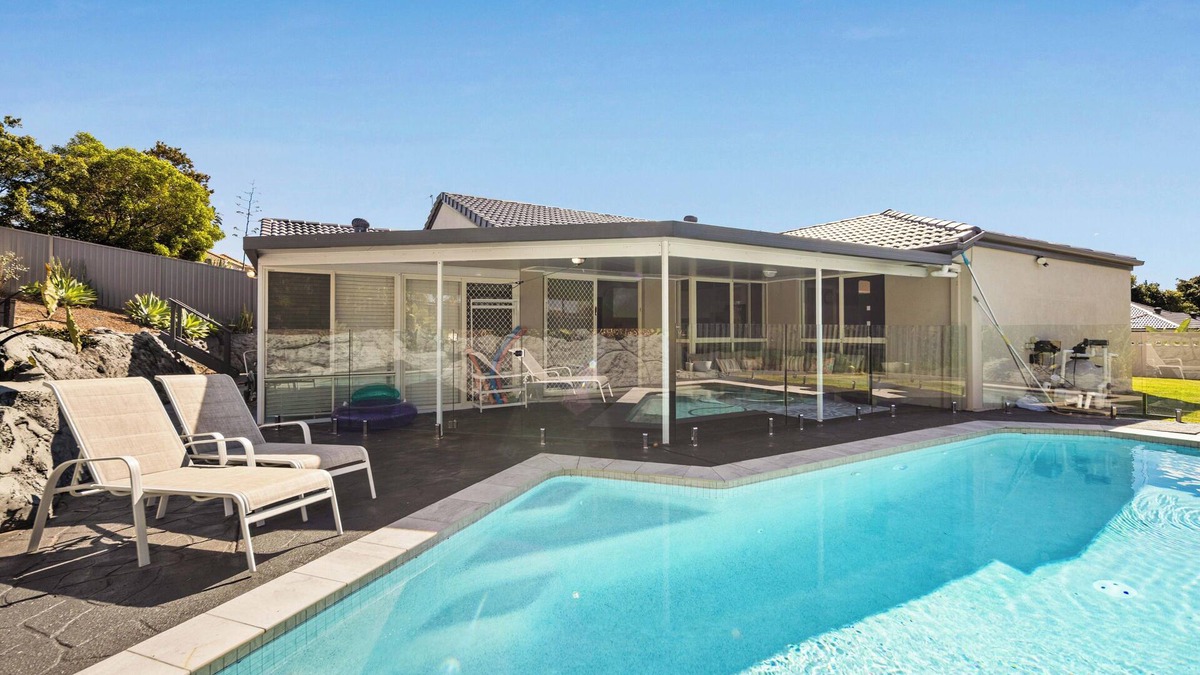 Mudgeeraba House | Spacious Family Home Wifi and Salt Pool