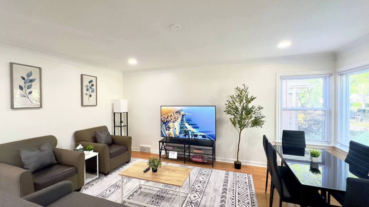 Skokie House | Spacious Family Home, 8bd Gem In A Prime Location!
