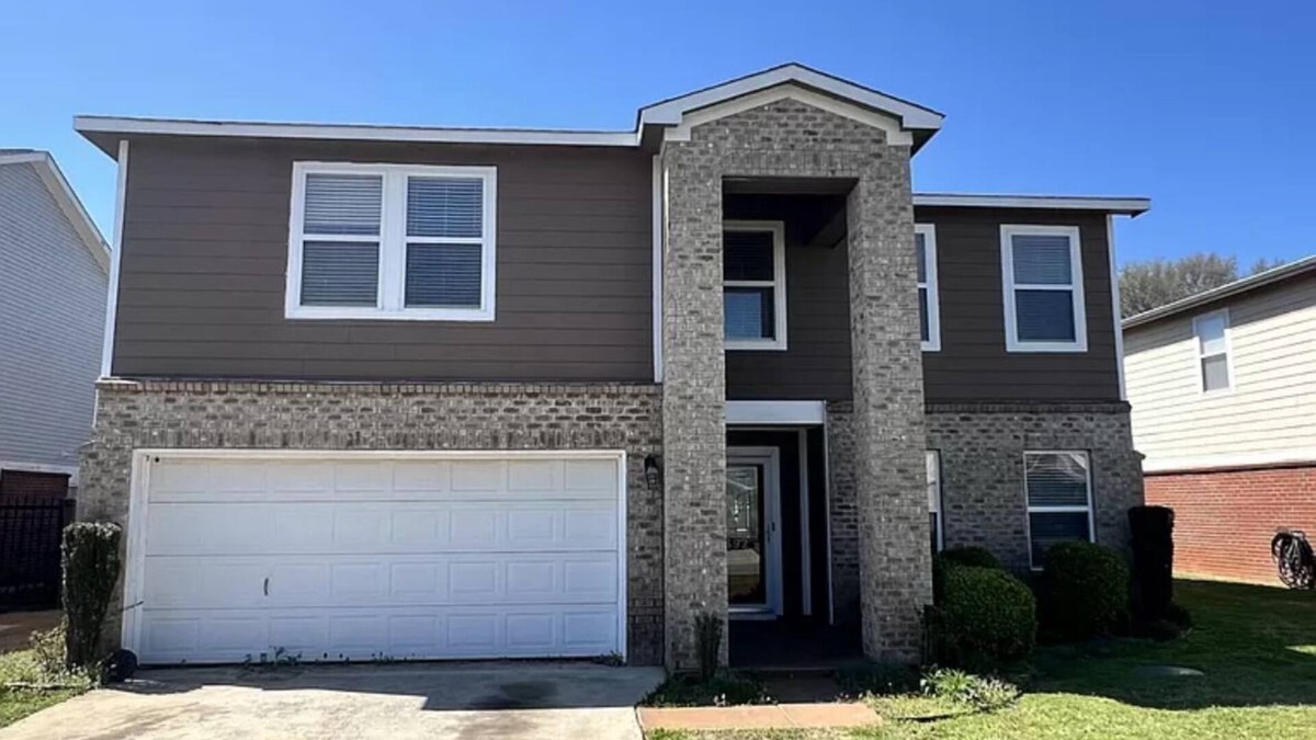 Normal House | Spacious Family Home in Madison, Enjoy Long-Term Stays!