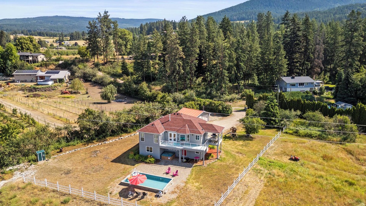 Vernon House | Spacious family home surrounded by mountains, orchards and walking trails.
