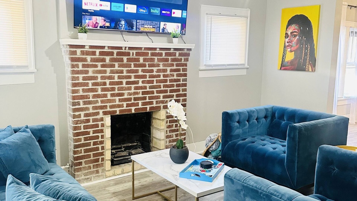 Rossville House | Spacious Family Oasis - Timeless Charm