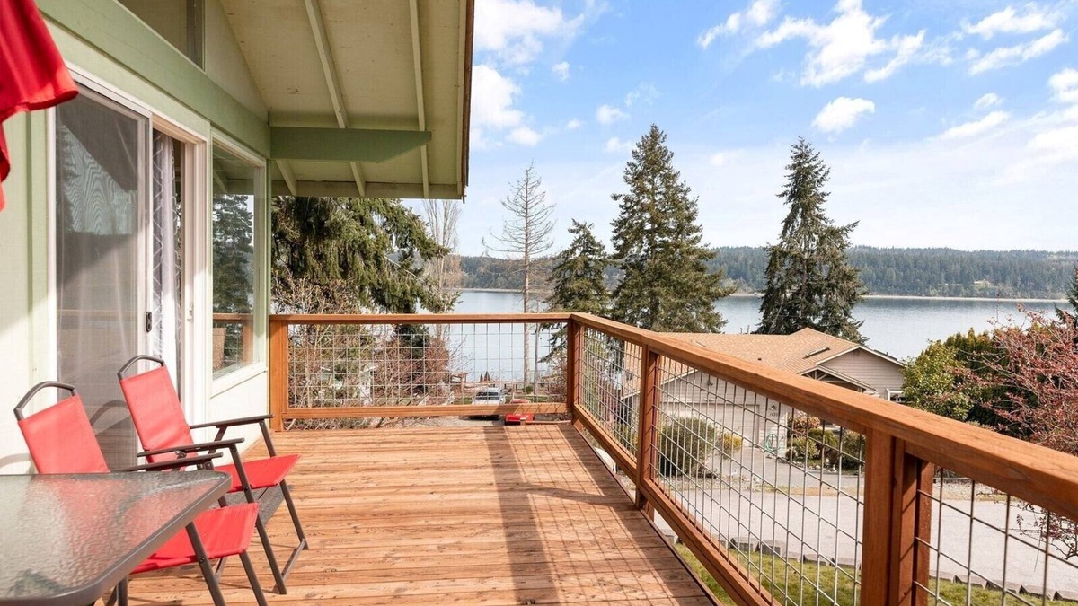 Freeland House | Spacious Family Retreat with Ocean View, Pet friendly