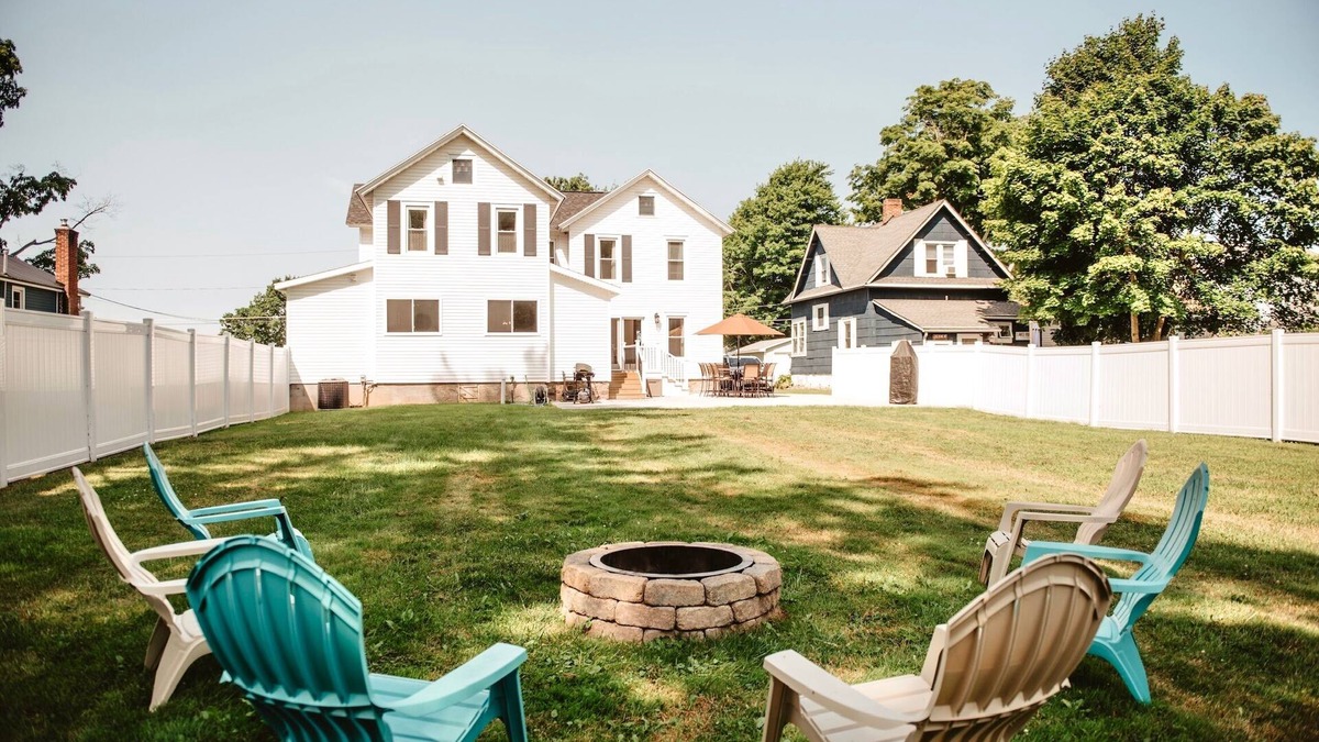 Fair Haven House | Spacious Family Retreat near the Lake ~ Huge Yard!