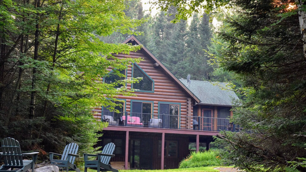 Hayward Ski Chalet | Spacious, family-sized, pet-friendly chalet style log home on Lake Chippewa.