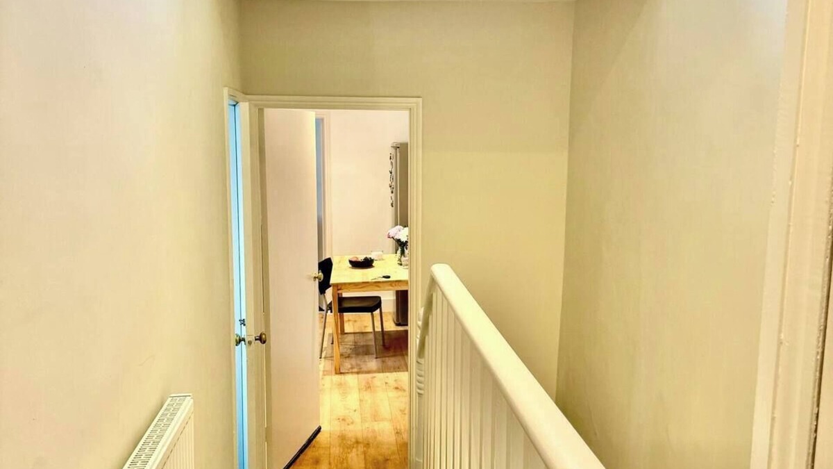 Ravenscourt Park Apartment | Spacious flat in Hammersmith 15min from center