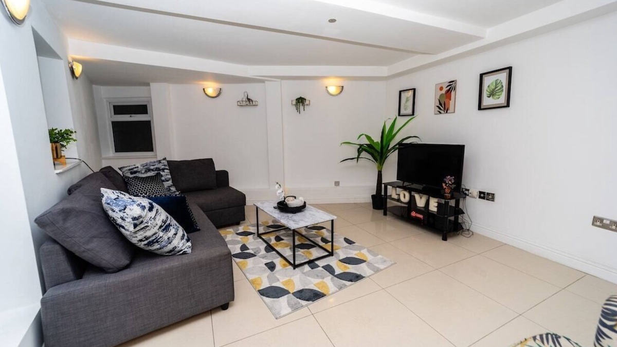 Reading City Centre Apartment | Spacious Flat with Patio & Parking in city centre