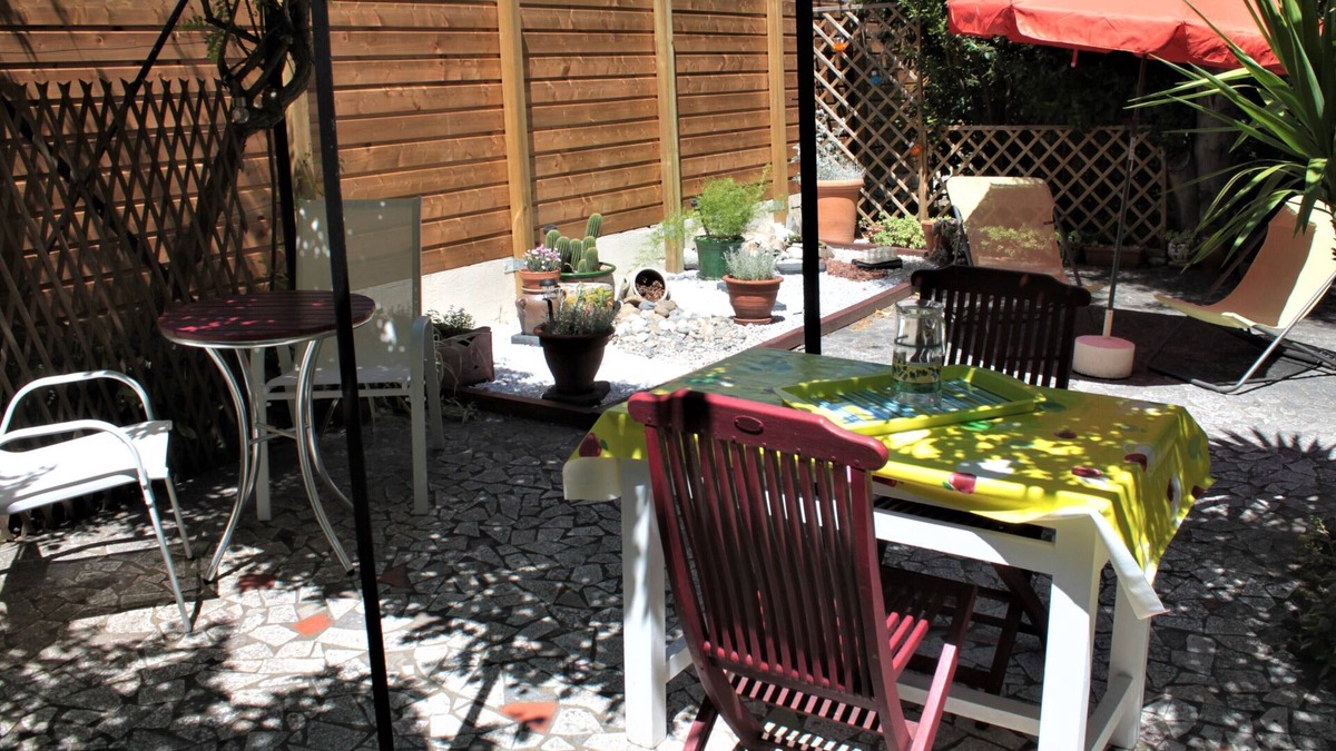 Ceret Apartment | Spacious flat with secluded garden in historic town between sea and mountains