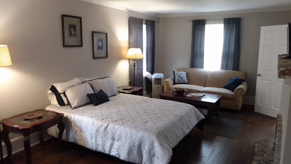 Sherwood Forest House | Spacious Four-bedroom house in charming Charlotte, Prime Location!