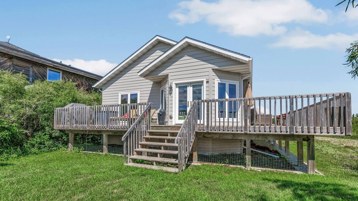 Gimli House | Spacious four-season waterfront , 3-bedroom. Relax, ice fishing, snowmobiling