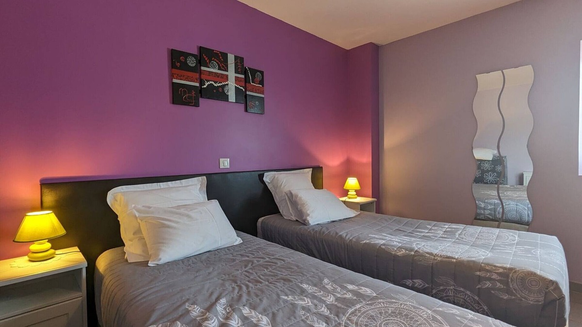 Neuvy-Saint-Sepulchre Bed & Breakfast | Spacious Room with Private Bath, Shared Kitchen, and Breakfast Included in Neuvy-Saint-Sépulchre