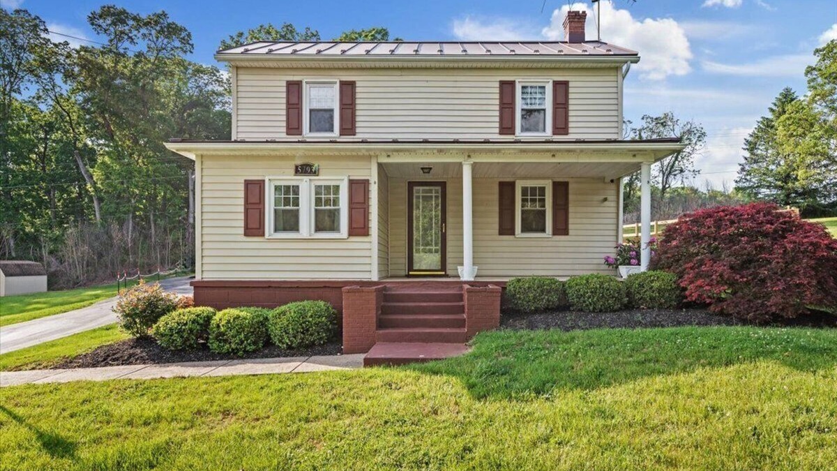 Rileyville House | Spacious & Fun Family Oasis ~ Games ~ Hot Tub ~ View