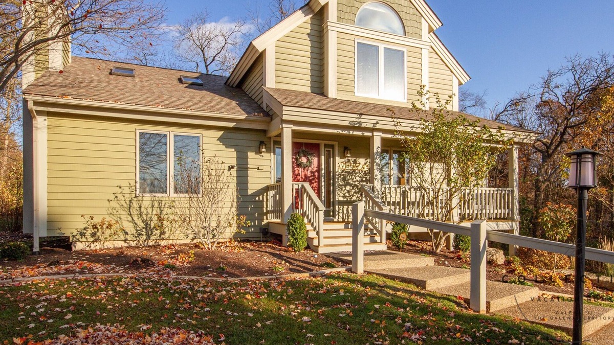 The Galena Territory House | Spacious Galena Retreat on Golf Course | 4 Bed 4 Bath | Hot Tub & Fire Pit