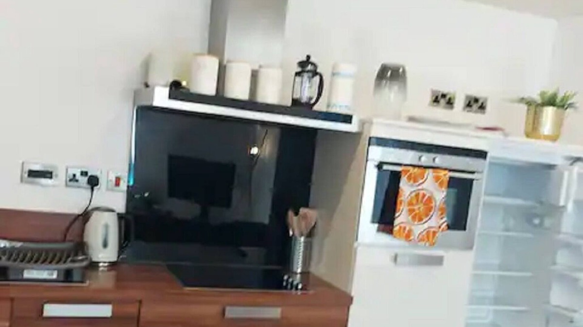 Sheffield Apartment | Spacious 2-bedroom apartment: double beds. FREE Wifi -10 min from train station