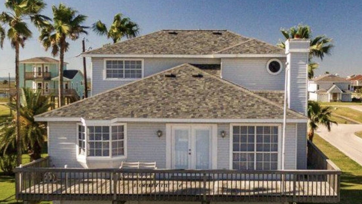 Terramar Beach House | Spacious getaway, and quick walk to the beach or bay.