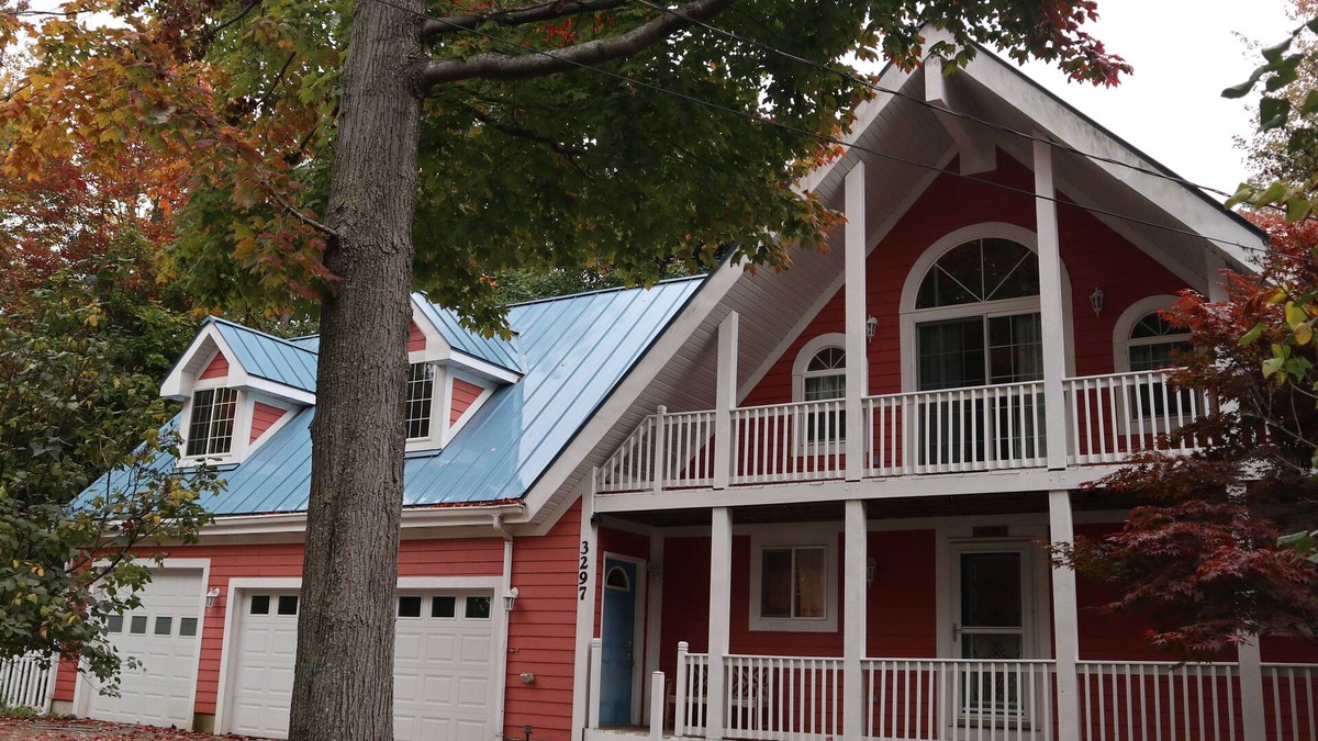 Manistee House | Spacious getaway nestled between two beautiful lakes!