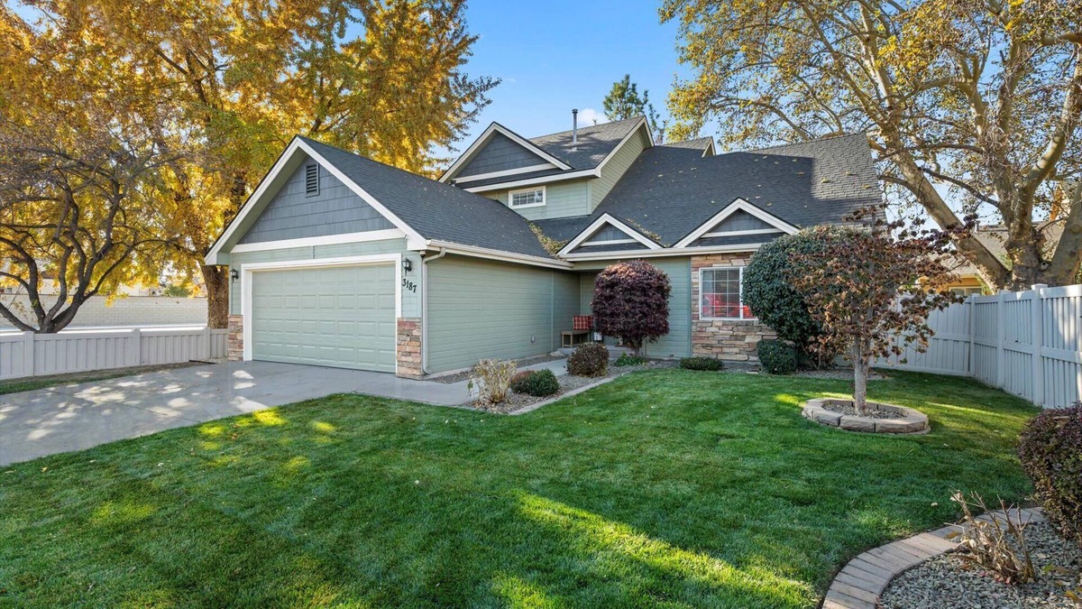 Meridian House | Spacious Getaway, Perfect for Groups, Fire pit, BBQ, 70" TV, near The Village, TopGolf, Parks