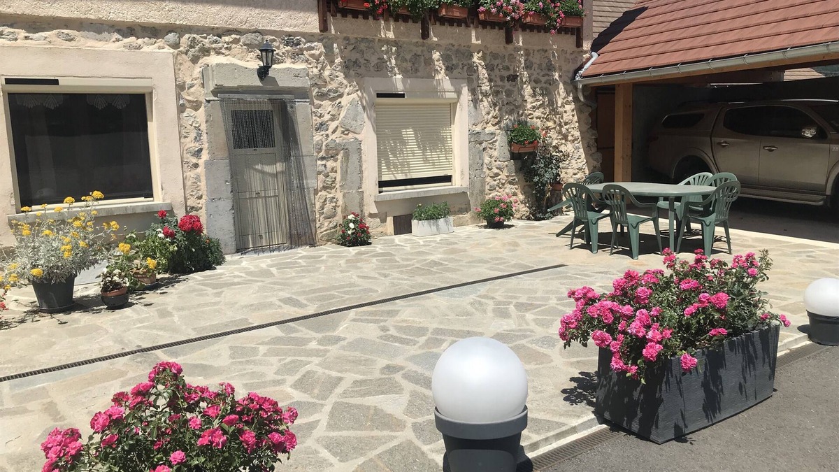 Le Glaizil Cottage | Spacious gîte with courtyard in village, hiking, climbing, at foot of mountains