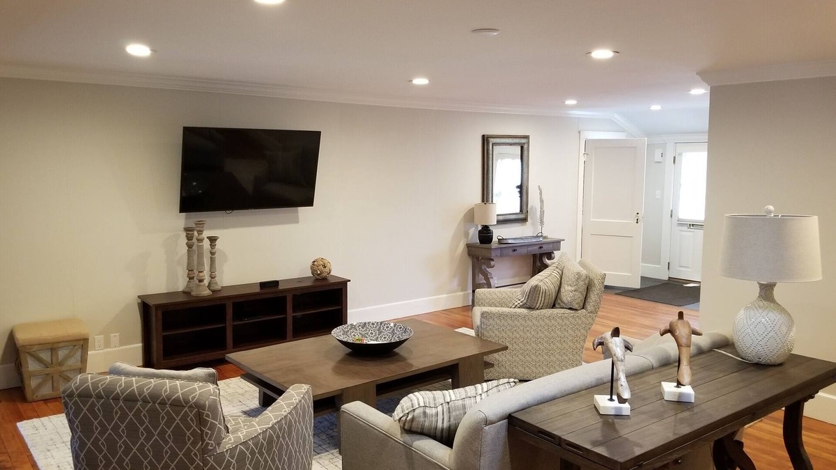 Andover House | Spacious & Gracious 3 Bedrooms, 2 Full Baths Ranch Living in central location!