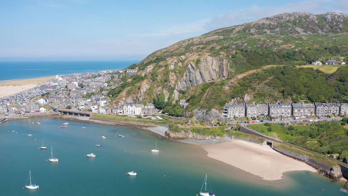 Barmouth House | Spacious Grand Victorian Townhouse by the sea. Magnificent Views. Great Location