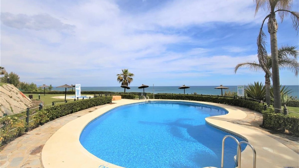 Buenas Noches Apartment | Spacious ground floor apartment with air-con, Close to beach, pools and Estepona town