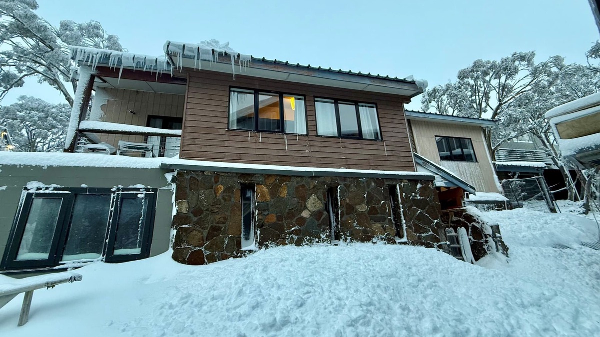 Mount Buller House | Spacious Group Getaway | Fireplace +75"TV+ Wi-Fi