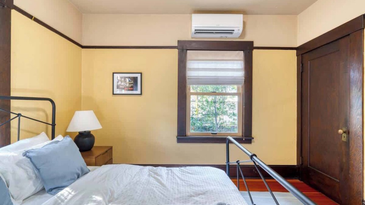 Kerns House | Spacious Group Retreat - 5BR - Sleeps 12