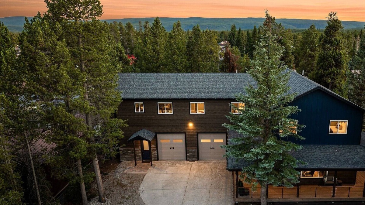 West Yellowstone House | Spacious Group Getaway * Make Memories 1 mile from Yellowstone!