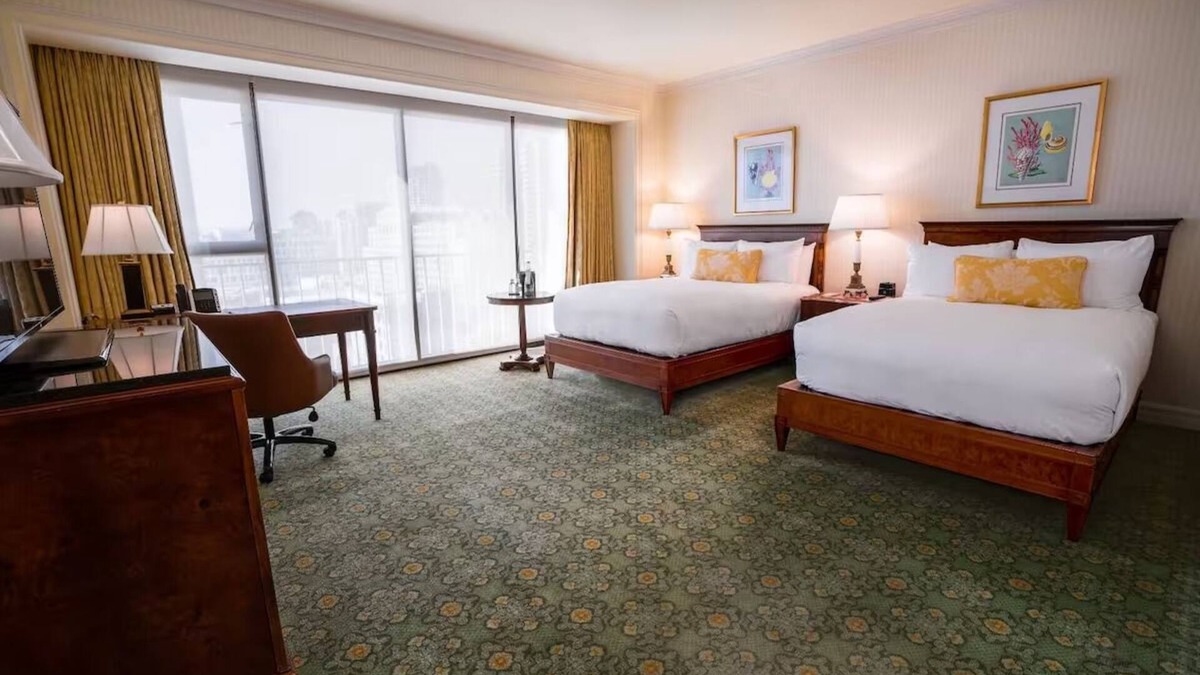 Downtown San Diego Hotel | Spacious Guest Room Near Zoo – 3 Miles Away | Valet Parking Available