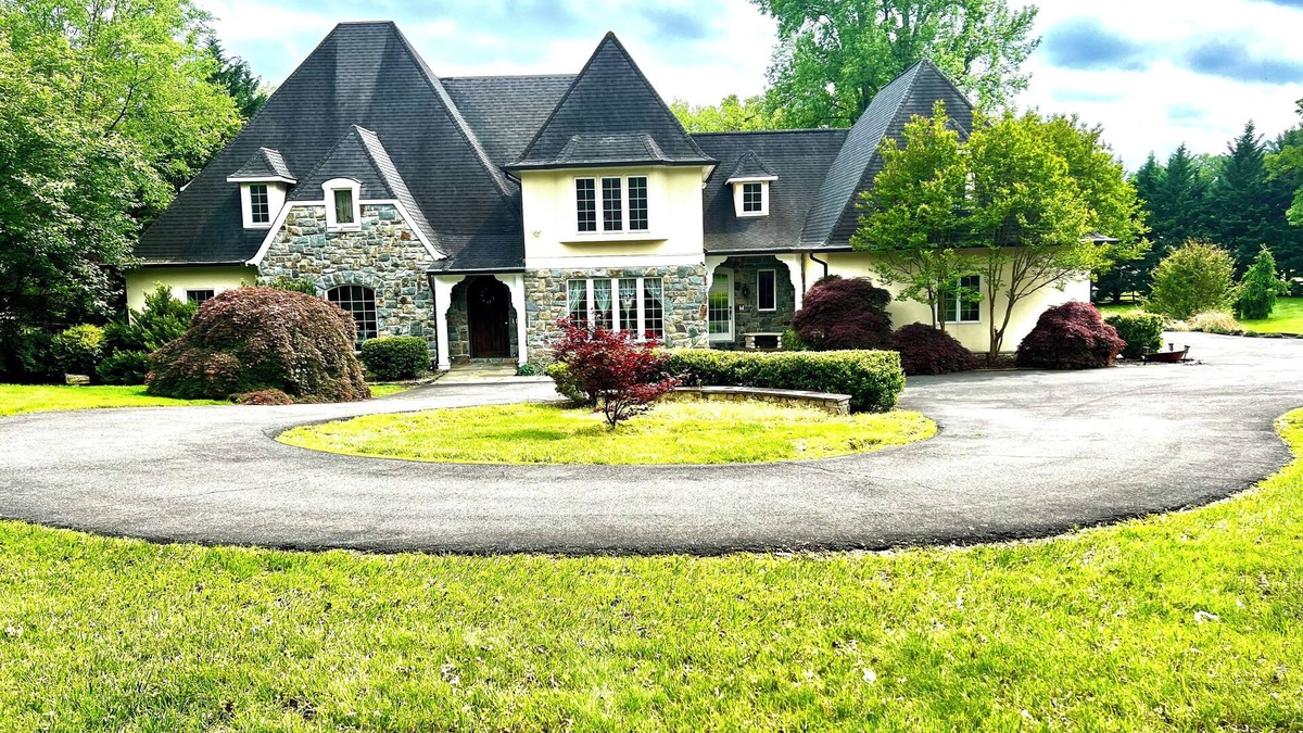 Great Falls House | Spacious Guest Suite on Lower Level in Prestigious Great Falls,VA, 2-Acre Nature