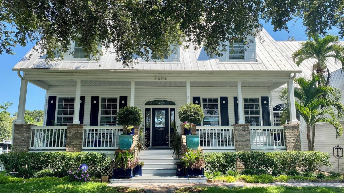 Palmetto House | Spacious Gulf Coast mini resort with heated swimming pool, kayaks, paddleboards.
