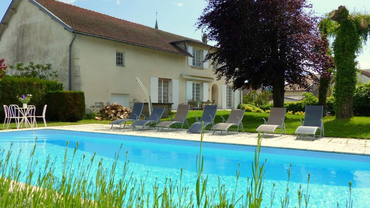 Le Mayet-de-Montagne Cottage | Spacious house with private pool ideal for families and friends