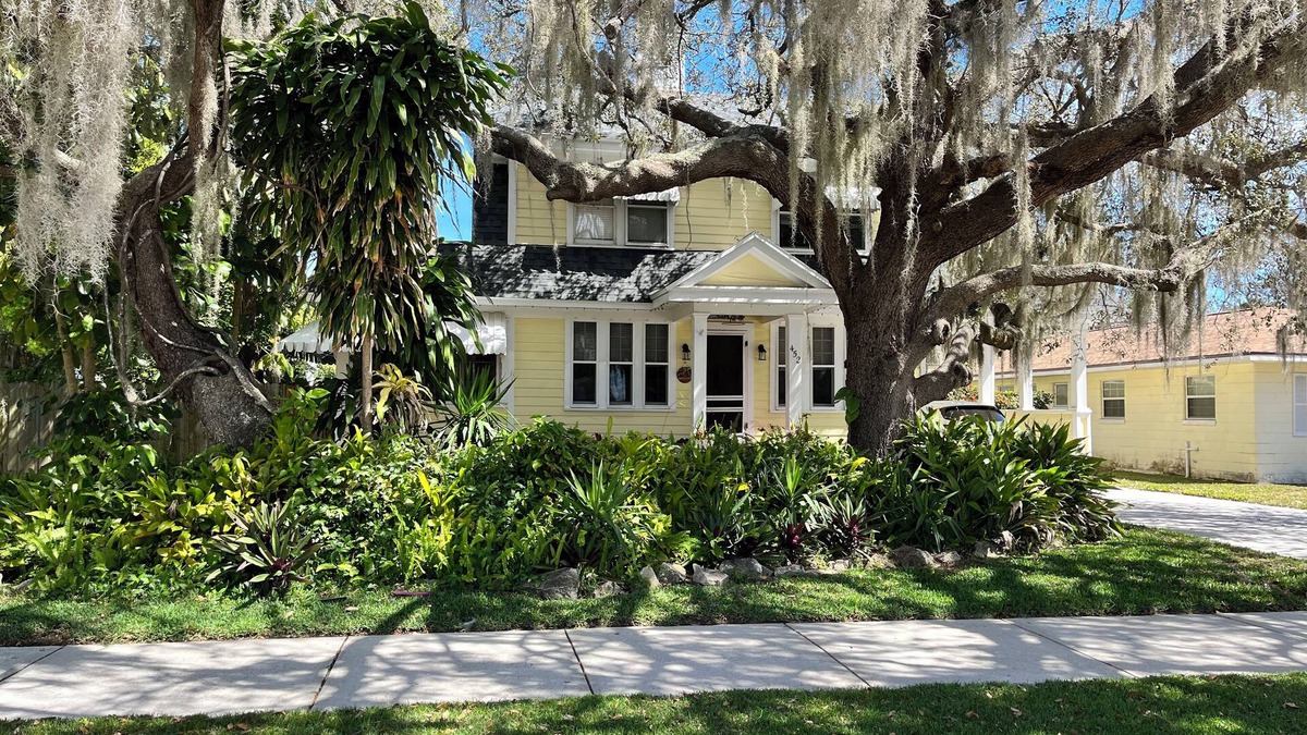 Sebring House | Spacious historic 4-bedroom pool house in Downtown Sebring
