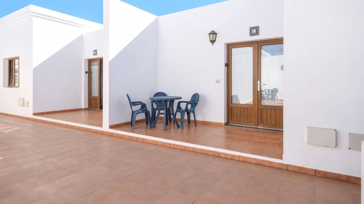 Caleta de Sebo Apartment | Spacious Holiday Apartment "Flor Tres" with Sea or Mountain View, Wi-Fi & Terrace