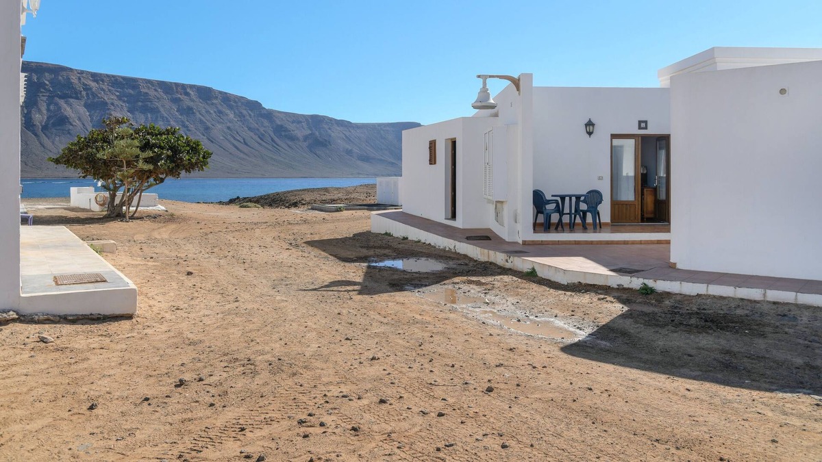 Caleta de Sebo Apartment | Spacious Holiday Apartment Flor " Seven" with Wi-Fi & Terrace