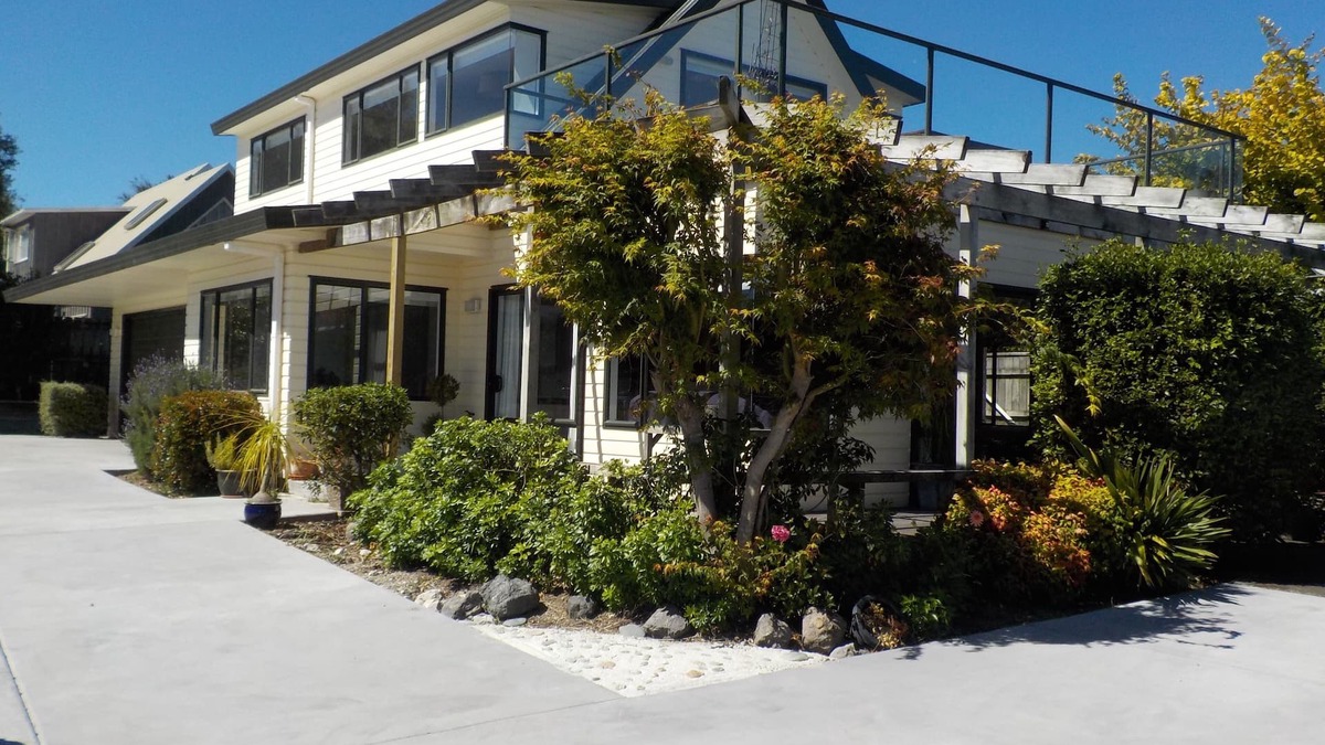 Wharewaka House | Spacious Holiday Home 5minute walk to the Lake