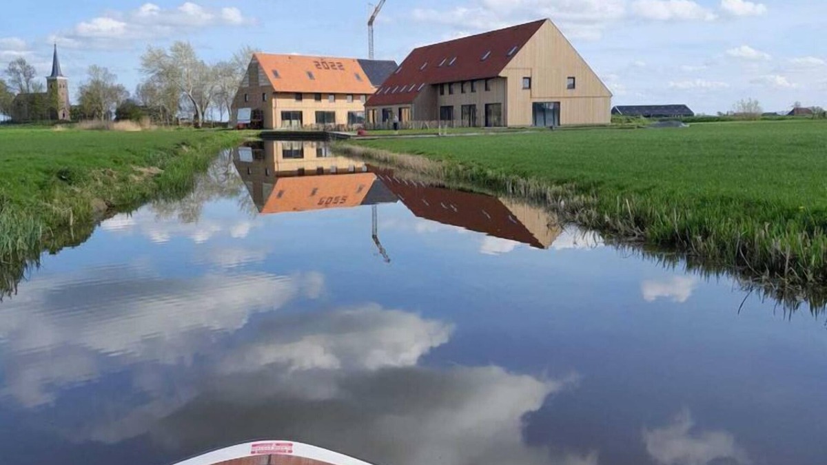 Leons House | Spacious holiday home in Leons with garden