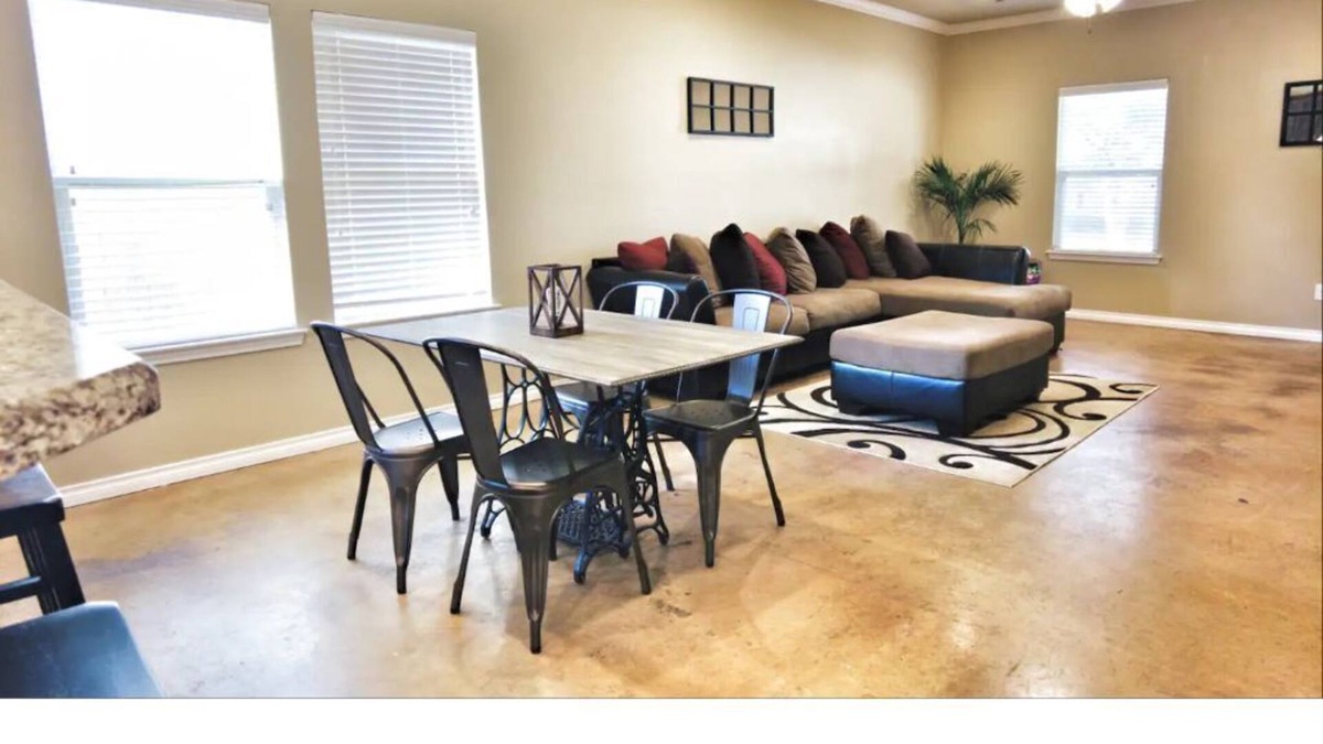 Wellborn House | Spacious Home - 4 bd/4 bth - Mins from Kyle Field
