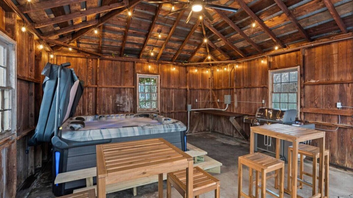 Luray House | Spacious Home Downtown - Walk to Parks & Shops