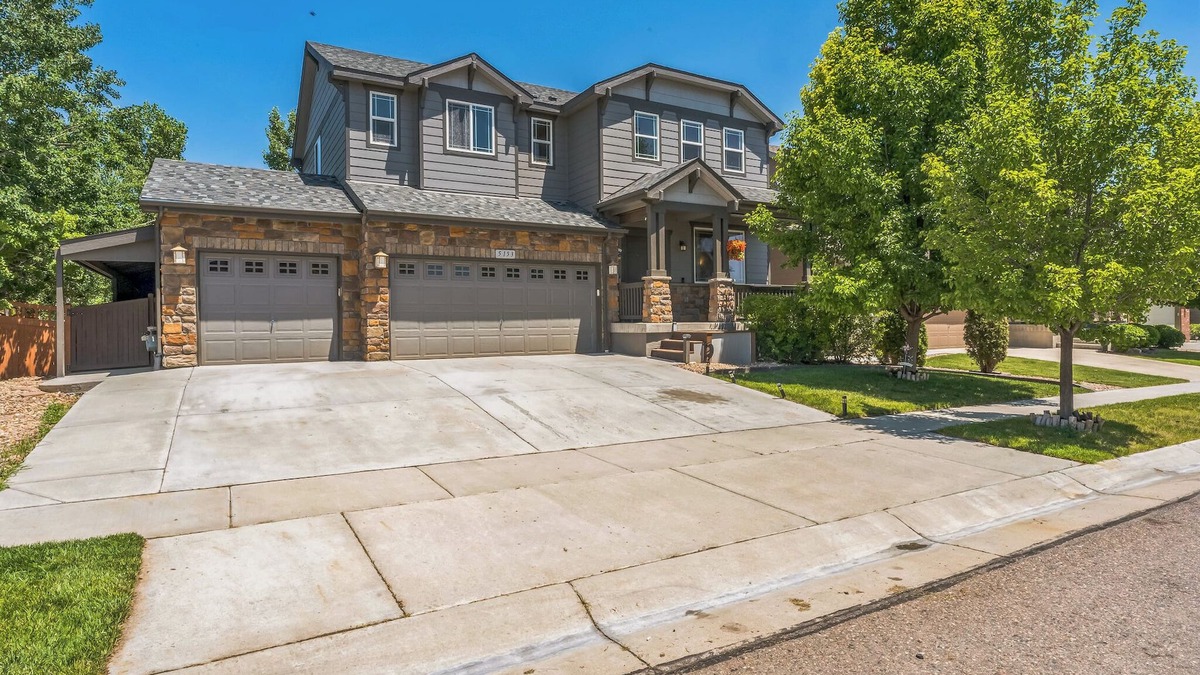 Brighton House | Spacious Home for Families + Near Denver