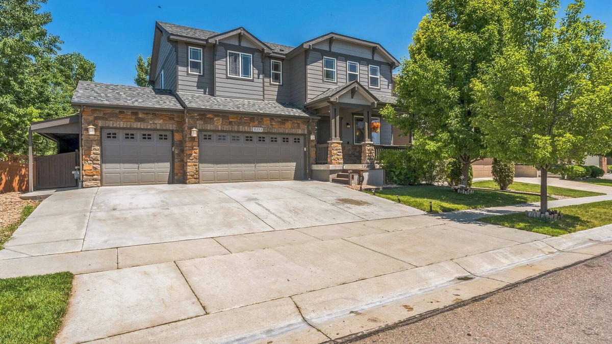 Brighton House | Spacious Home for Families + Near Denver