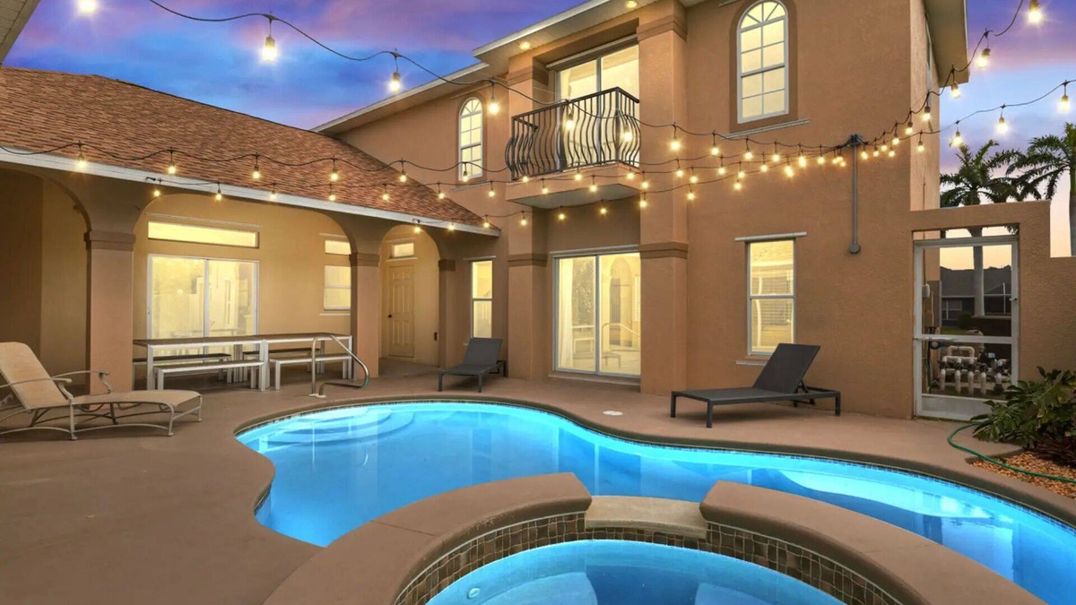 Fort Myers Villa | Spacious home for large groups!